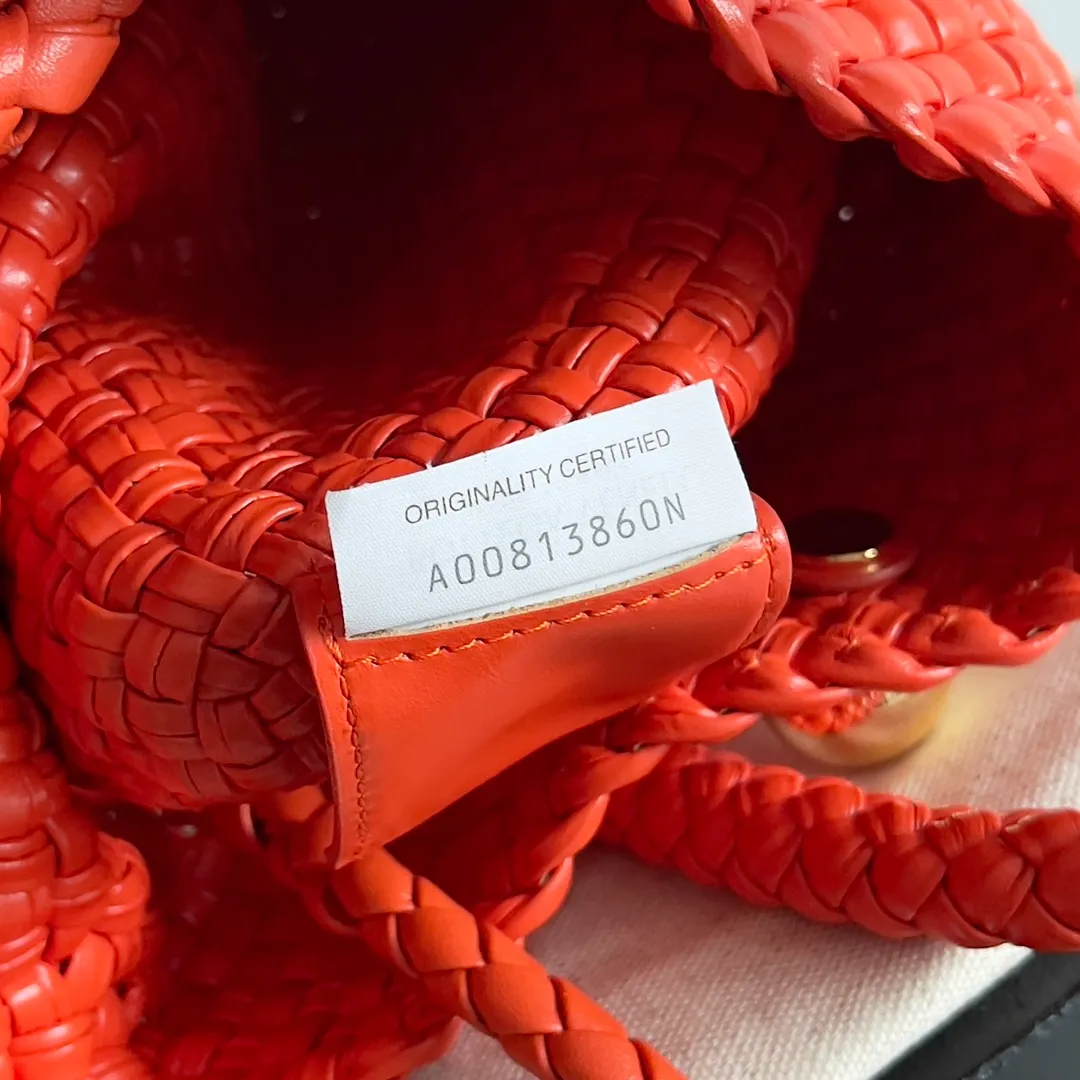 Batch 3760 BV collectible small woven handbags are really YYDS!! Bottega Veneta’s most classic small woven handbags are back! ! We use the highest quality leather with the highest craftsmanship❤️ to create the most expensive works. We have created the Intrecciato leather weaving process❤️ This unique traditional exclusive leather weaving method has not only become our logo but also reflects the time-consuming and labor-intensive craftsmanship of our products❤️ The new TOSCA handbag must be a selection worth collecting🆕 Style number: 776755 Size: 20*15.5*7cm